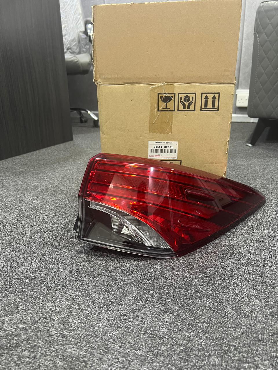 Toyota Genuine 81551-0K381 Lens & Body Rear Combination Lamp 81551-0K381 OEM