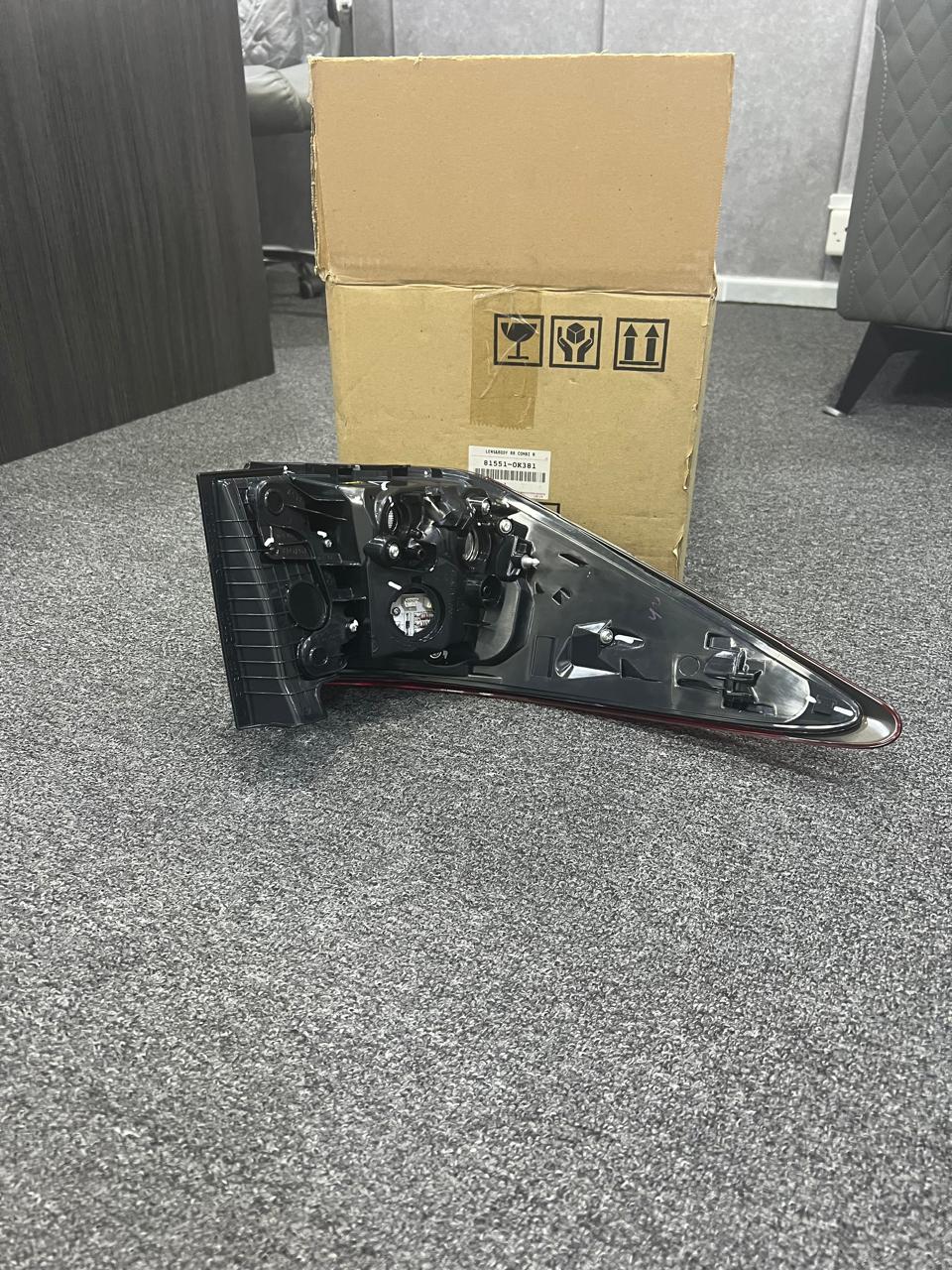 Toyota Genuine 81551-0K381 Lens & Body Rear Combination Lamp 81551-0K381 OEM