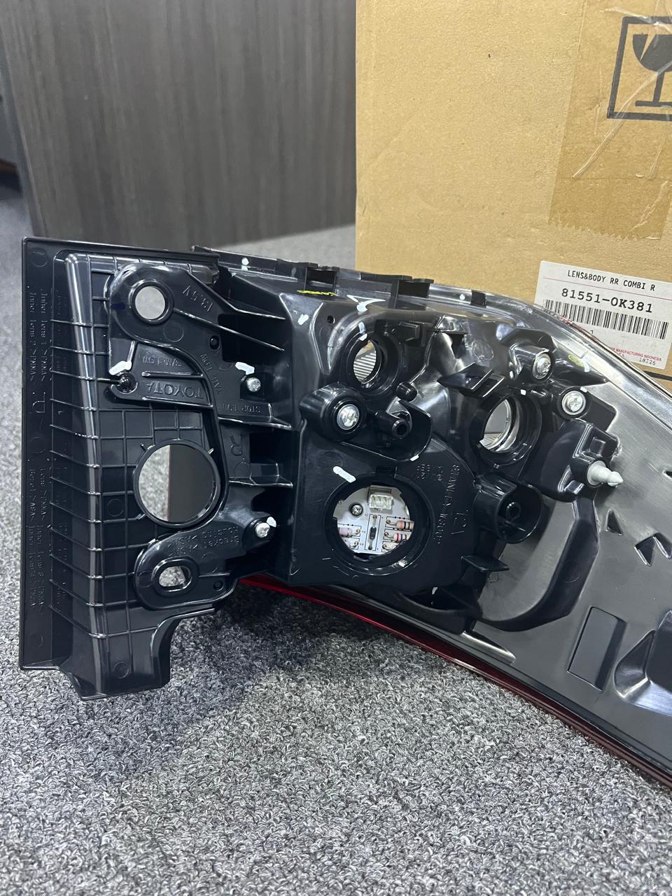 Toyota Genuine 81551-0K381 Lens & Body Rear Combination Lamp 81551-0K381 OEM